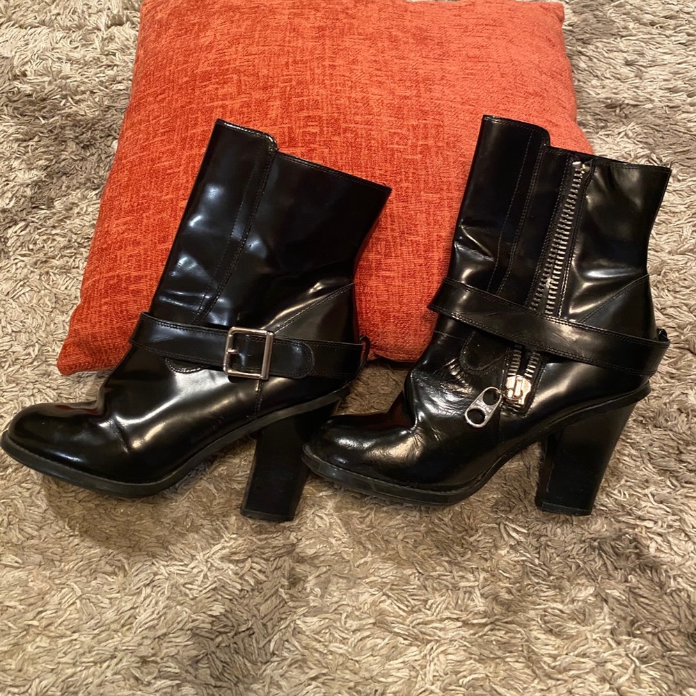 BCBG size 8 1/2 boots